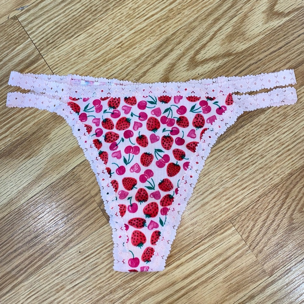 🪽Victorias Secret 🍒🩷 Thong panties New with tags! Size small! 🪽